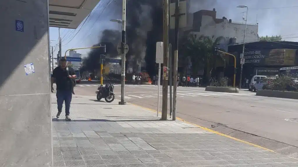 Protesta pacífica en Lanús causa paro en Avenida Hipólito Yrigoyen — Imagen 1