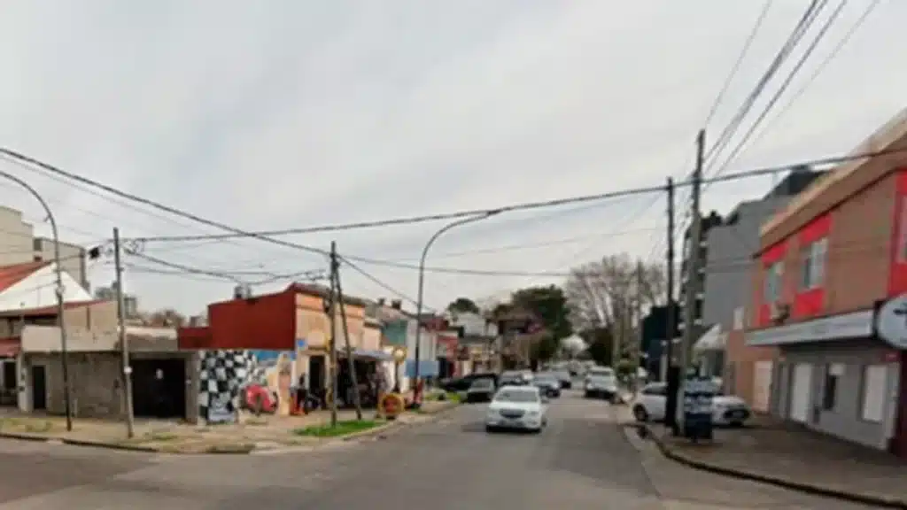 Policía baleada en persecución de auto robado en Lanús Este — Imagen 1