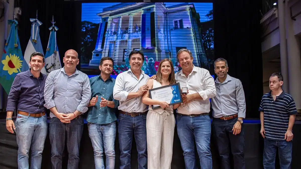 Municipio de Almirante Brown rinde homenaje a trabajadores por 25 años de —…