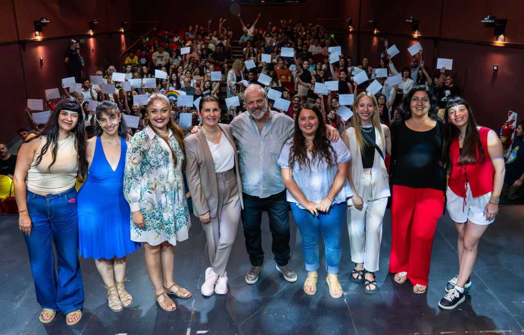 Intendenta Mariel Fernández y decano Victor Giusto entregan diplomas en UNA…