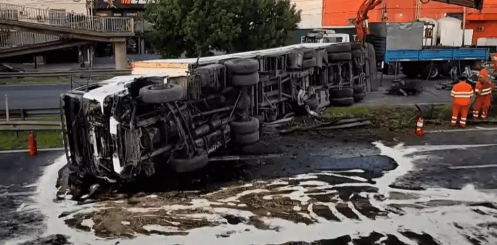 Camión de aceite volcó en Panamericana y causa caos en Maschwitz — Imagen 1
