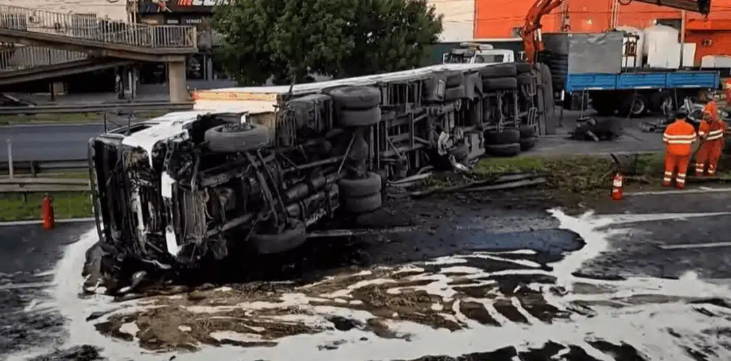Camión de aceite volcó en Panamericana y causa caos en Maschwitz — Imagen 1