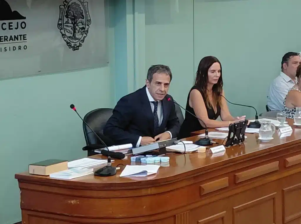 Jorge Álvarez asume presidencia de Concejo Deliberante de San Isidro con —…