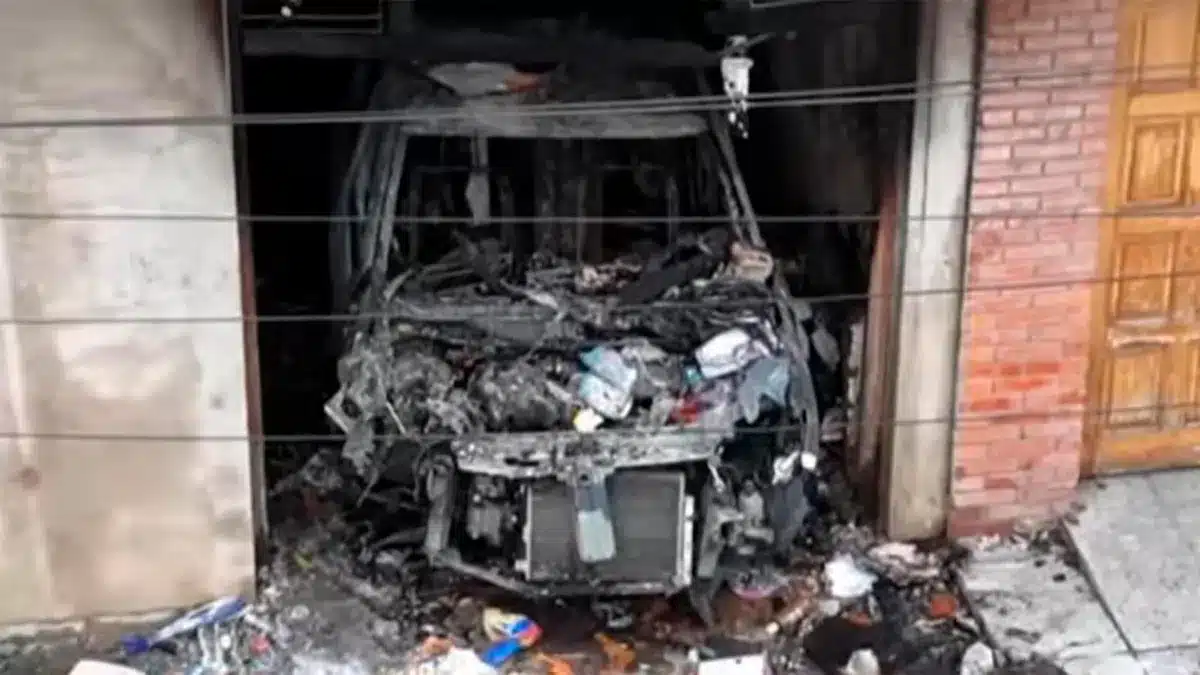 Incendio en Lanús después de auto explotar en garage: uno herido grave —…