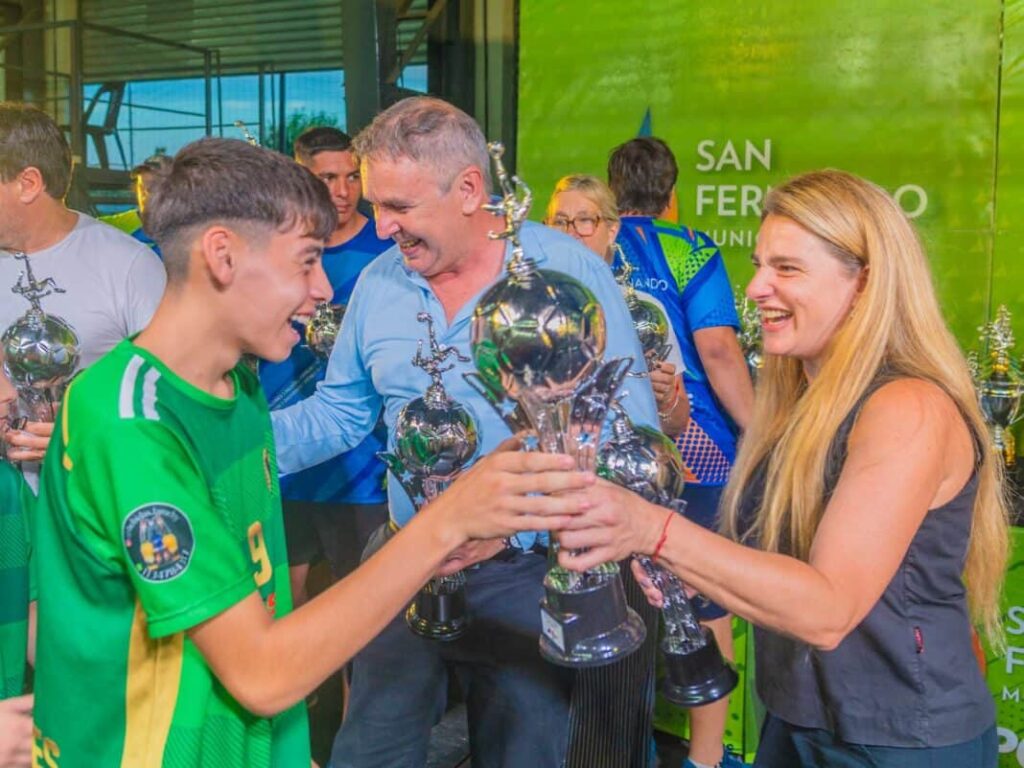 San Fernando premió a 3.000 chicas y chicos de su Liga de Fútbol Municipal, un…