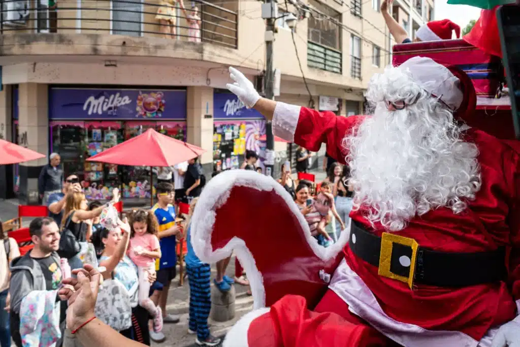 Bomberos de Tres de Febrero cumplen con promesa a los más chicos: recorrerán…
