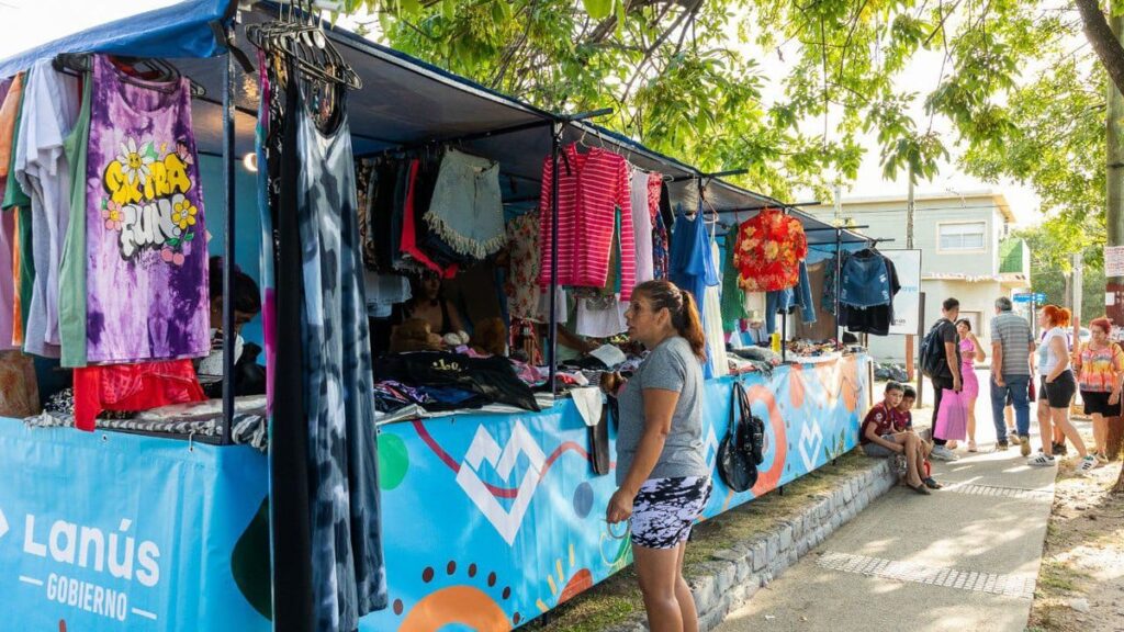Lanús: Encuentra compras y entretenimiento en el Paseo 25 de Mayo — Imagen 1
