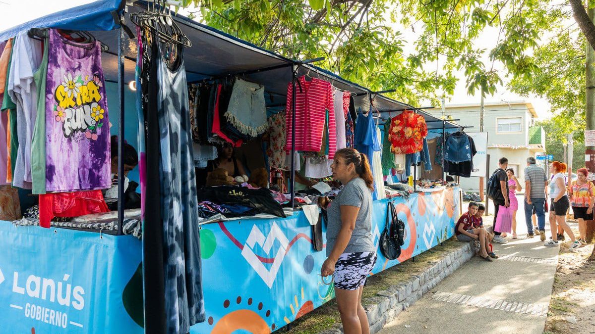 Lanús: Encuentra compras y entretenimiento en el Paseo 25 de Mayo — Imagen 1
