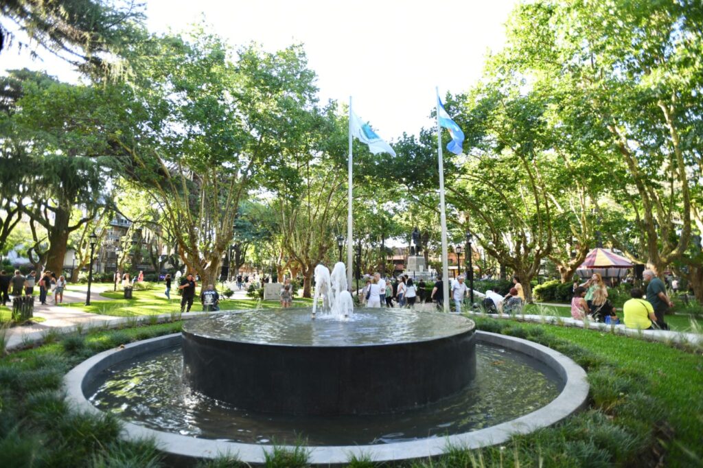 Olivos: así quedó reciclada la plaza Vicente López y Planes con monumentos…