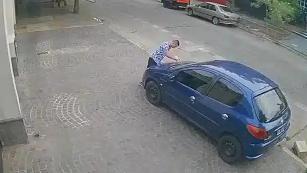 Vandalismo en Lomas de Zamora: buscan a un hombre que raya autos estacionados…