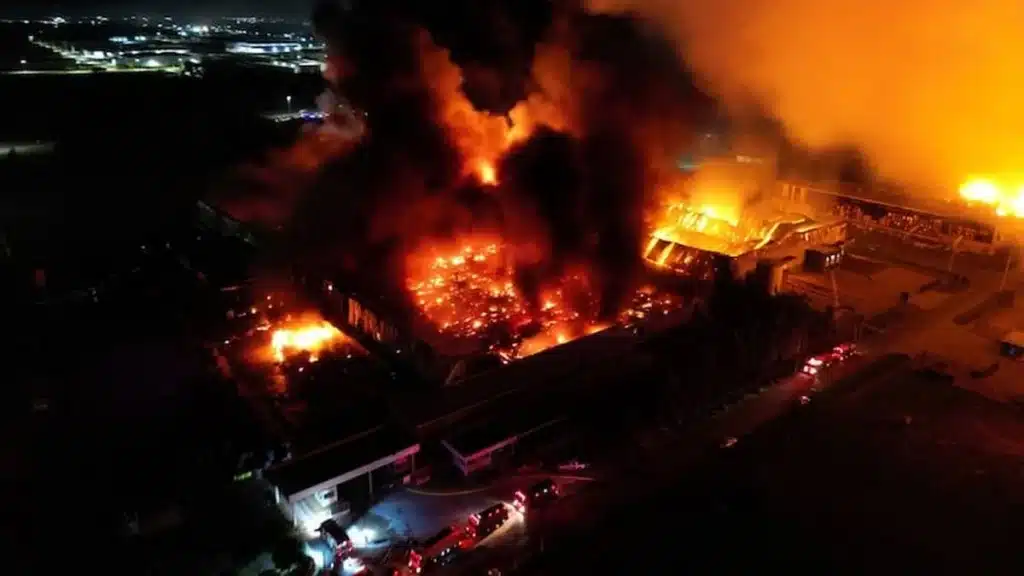 Incendio en Ezeiza: peritajes buscan origen de explosión — Imagen 1