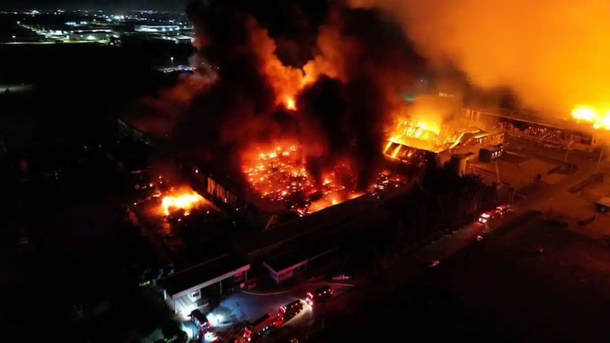 Incendio en Ezeiza: peritajes buscan origen de explosión — Imagen 1