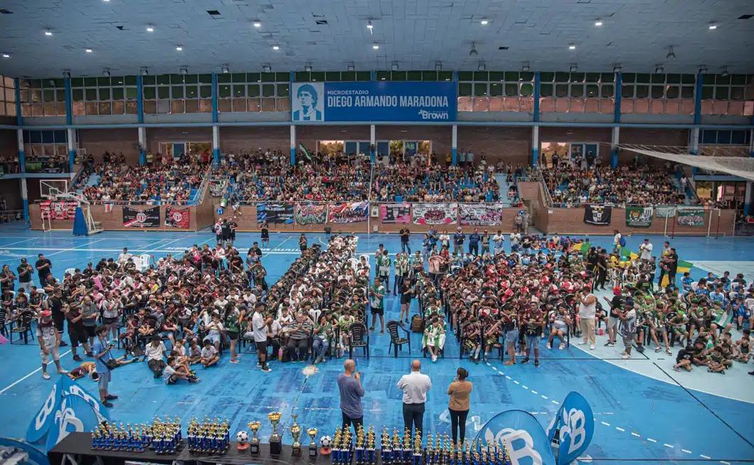 Entregan premios a 1411 jugadores de la Liga Municipal de Fútbol 5 de Brown —…