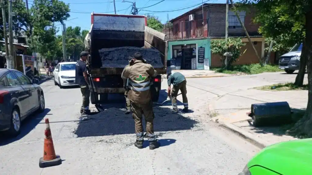 Trabajos de bacheo continúan en 9 de Abril: Los trabajos son financiados por —…