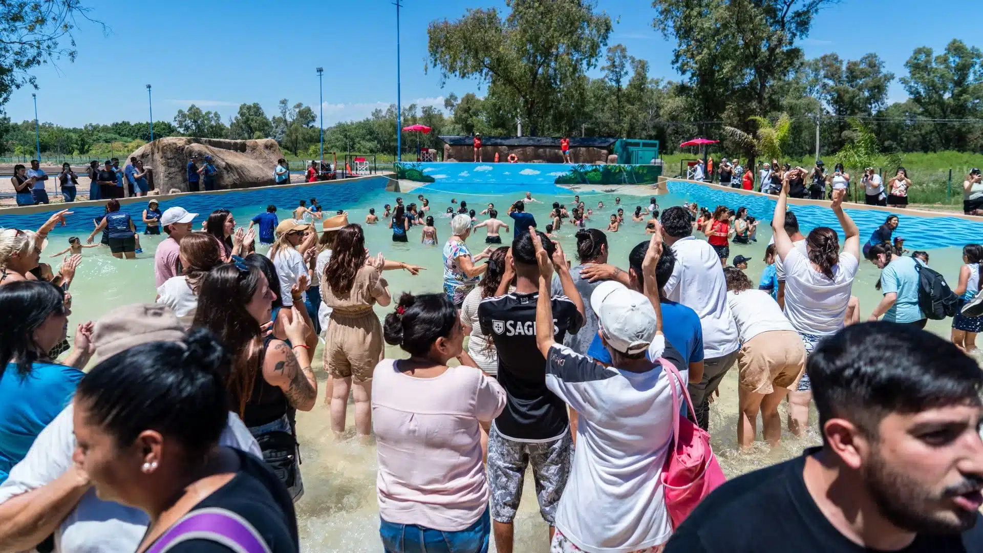 Cuartel V ahora cuenta con un microestadio y una pileta con olas gracias a…