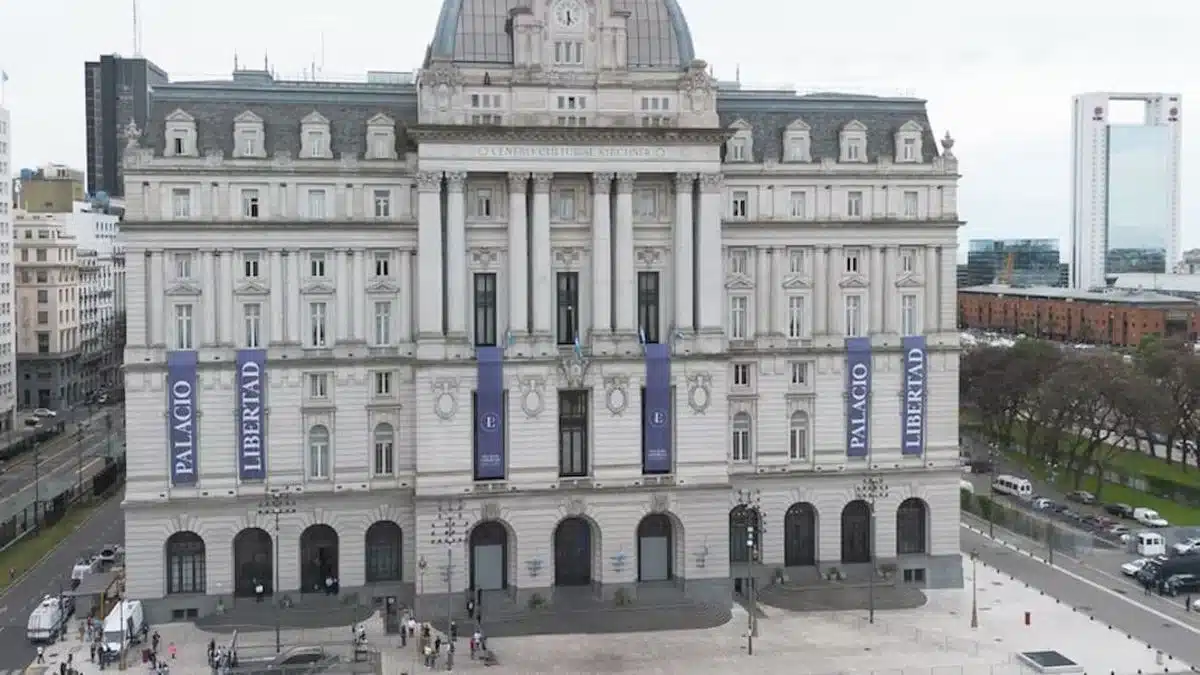 Tragedia en el Palacio Libertad: Un empleado se arroja tras ser descubierto…