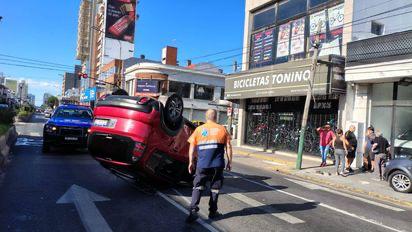 Choque y vuelco en Lomas de Zamora: Resumen y respuesta de emergencia — Imagen 1