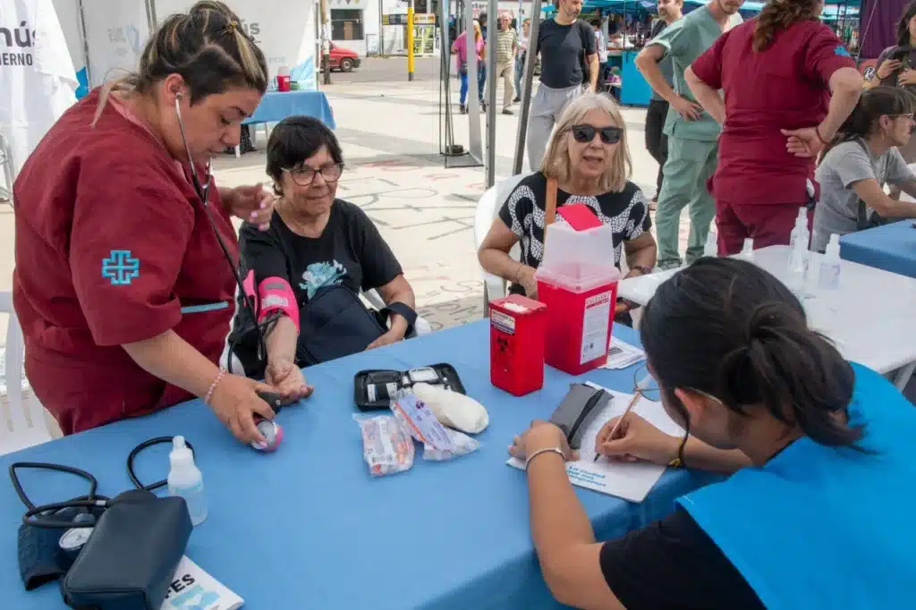 Controles médicos gratuitos en plazas de Lanús — Imagen 1