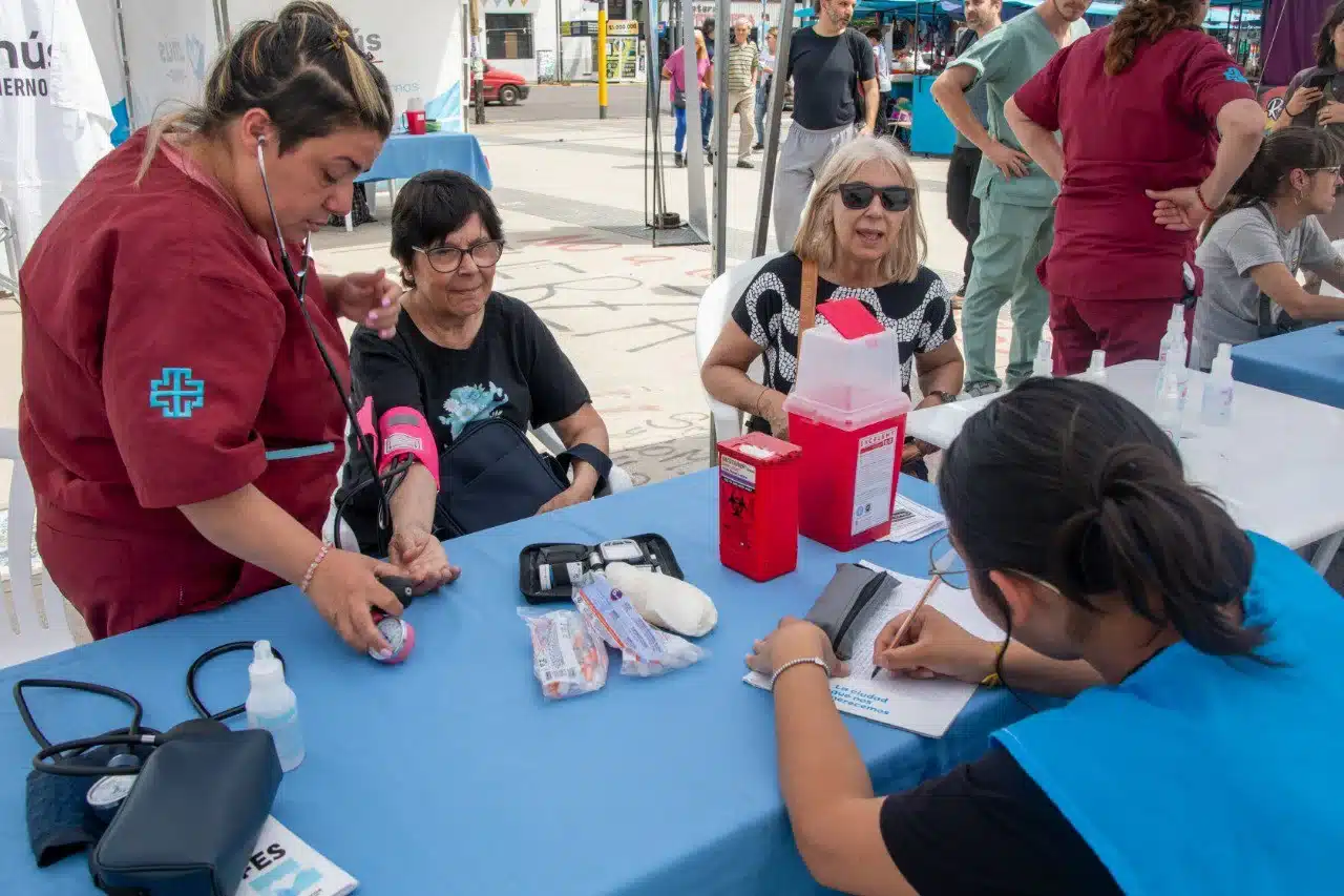 Controles médicos gratuitos en plazas de Lanús — Imagen 1