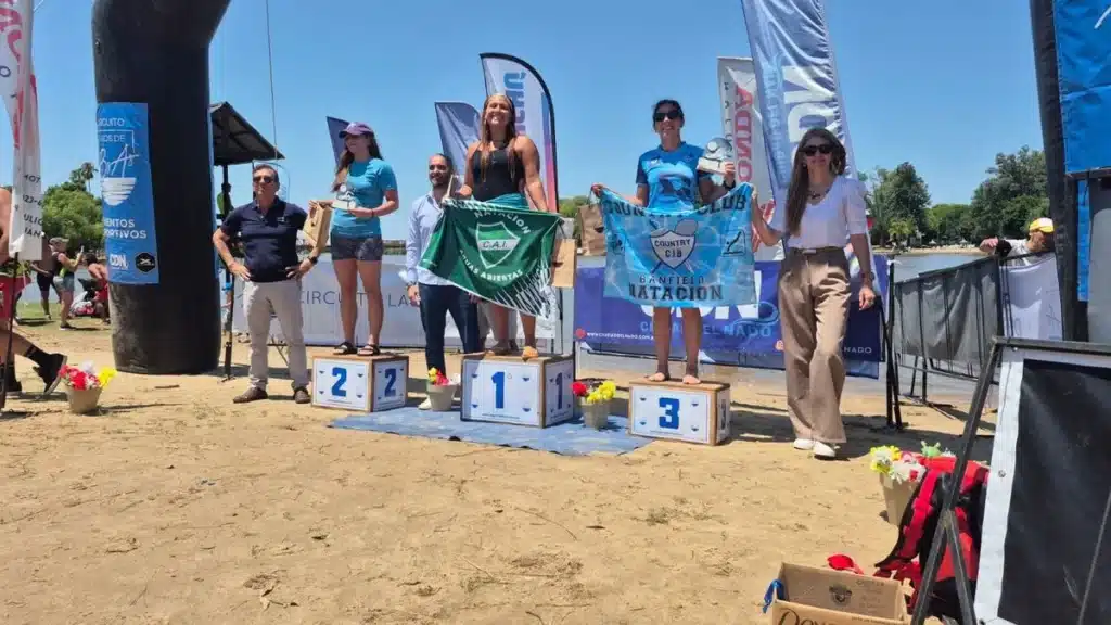 Banfield se destaca en carrera de aguas abiertas con atleta — Imagen 1