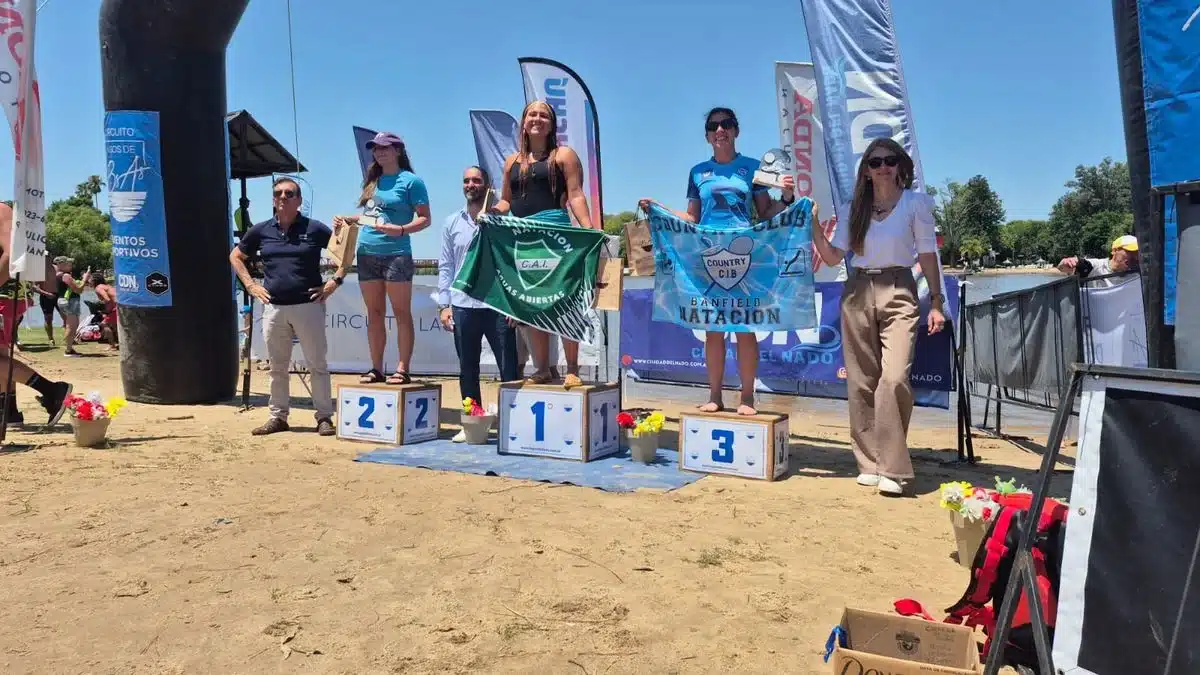 Banfield se destaca en carrera de aguas abiertas con atleta — Imagen 1