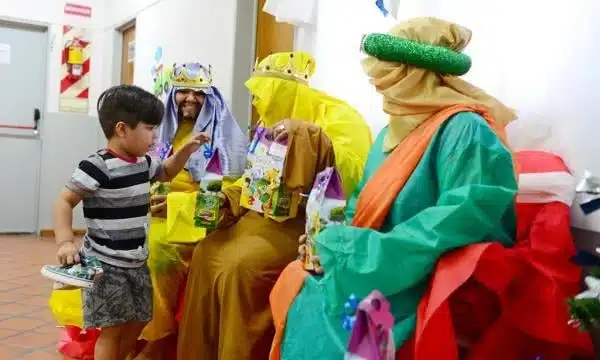 Los Reyes Magos vuelven a San Fernando para sacarse fotos con las familias —…
