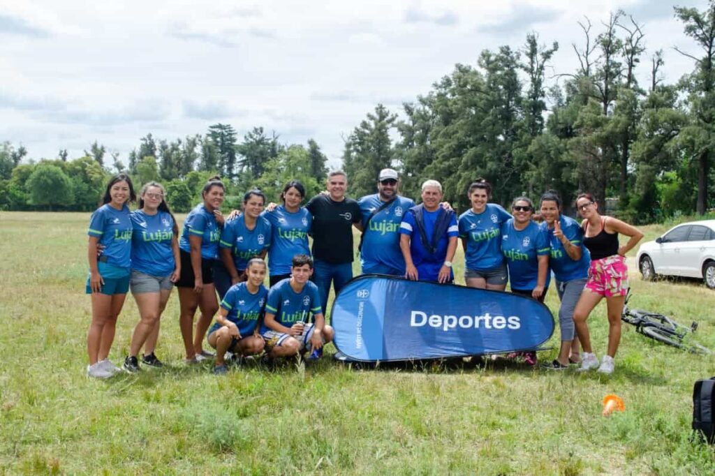 Luján entrega camisetas deportivas a niños y adolescentes del Espacio — Imagen 1