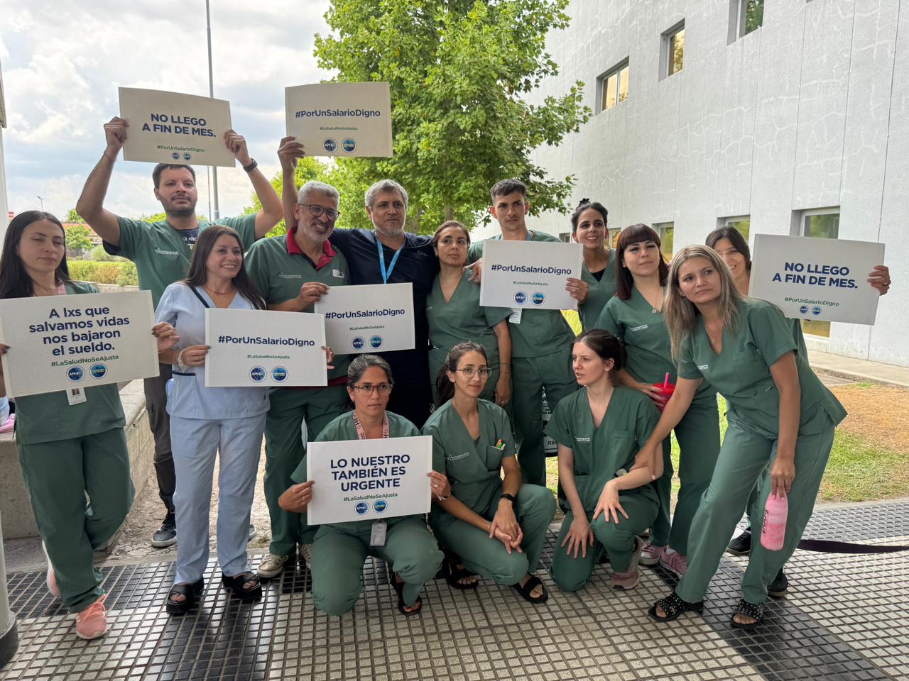 Trabajadores del Hospital El Cruce protestan por bajos salarios y — Imagen 1