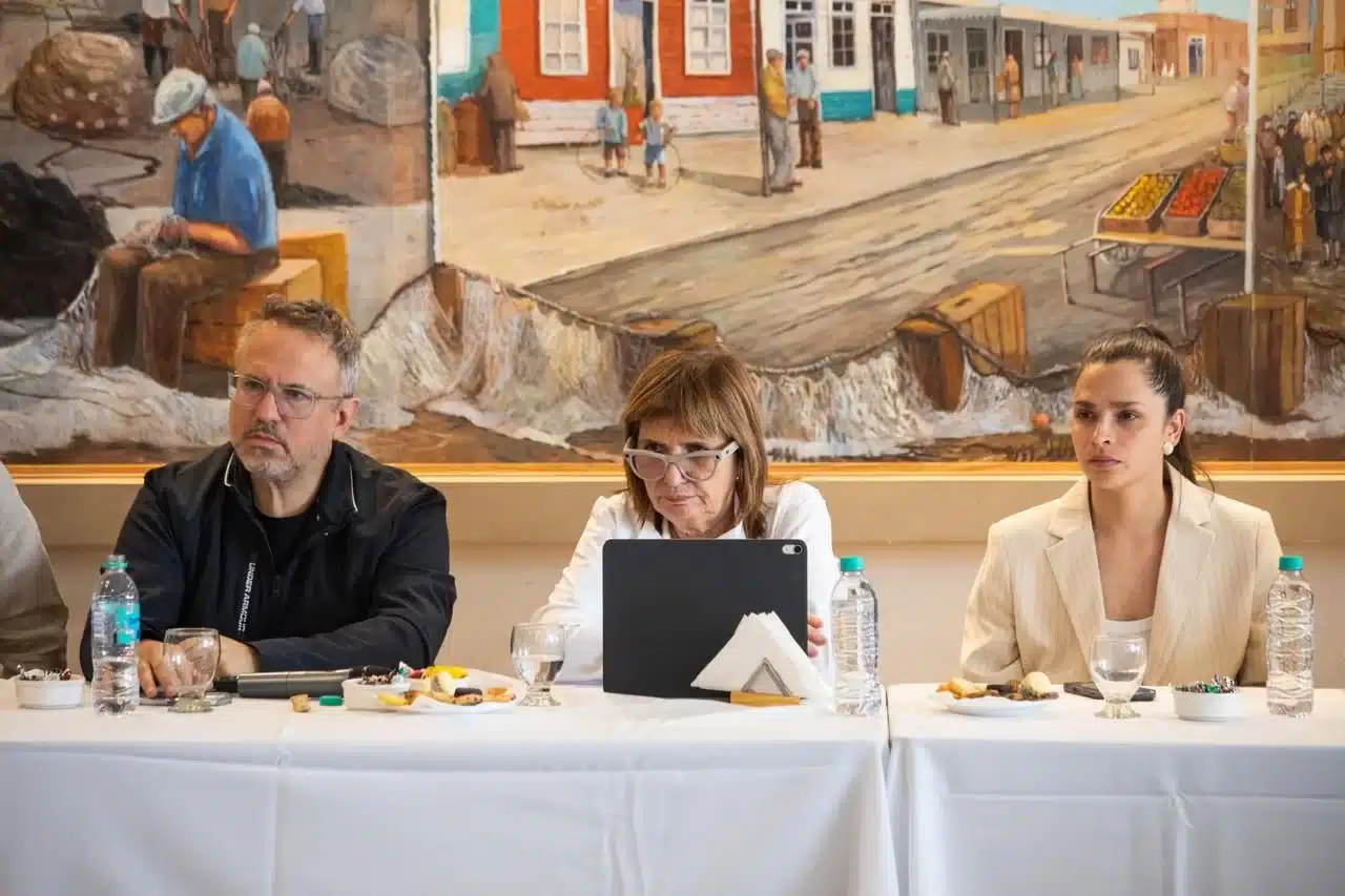 Bullrich y Valenzuela presentaron reforma laboral en Mar del Plata: — Imagen 1