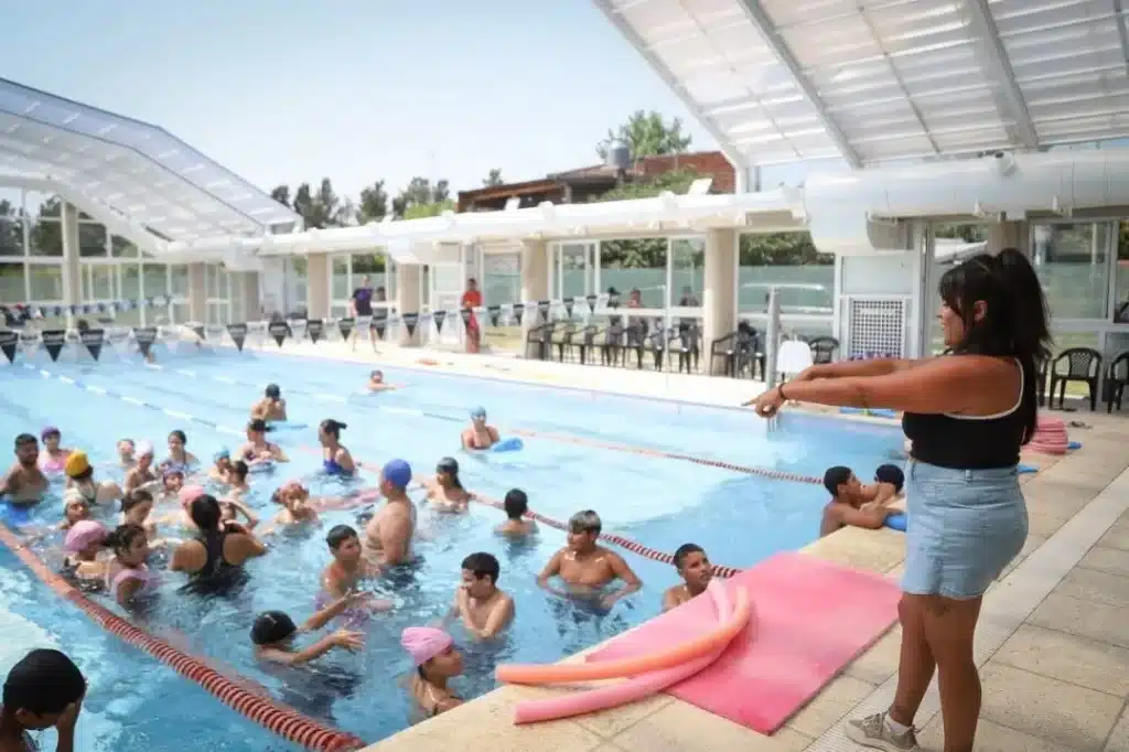 Escuelas Abiertas en Verano: Nueva jornada de clases de natación para niños y…