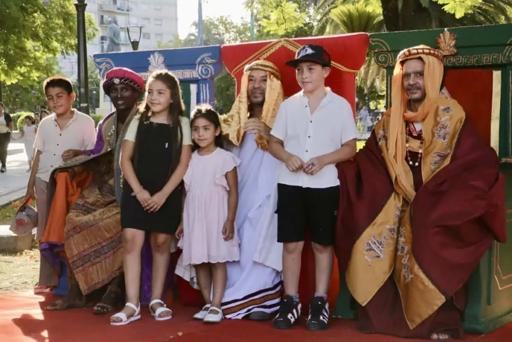 Los Reyes Magos recorrieron San Miguel con alegría y regalos — Imagen 1