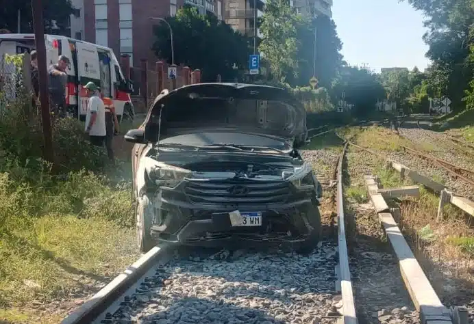 Auto perdió control y rompió alambrado antes de caer en vías del tren Mitre —…