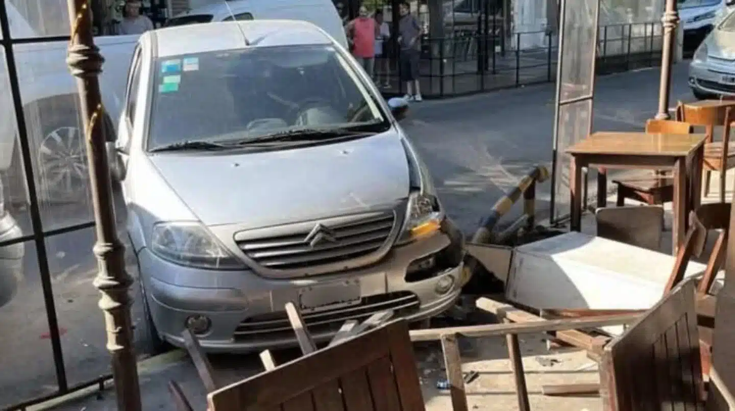 Choque en Bernal: auto terminó incrustado en una parrilla tras fuerte — Imagen 1