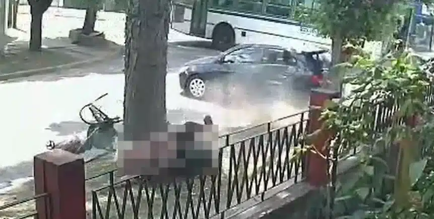 Barrendera de 47 años con múltiples fracturas tras choque de auto y — Imagen 1