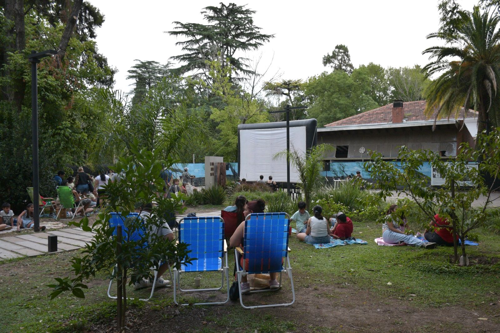 Brown: Vecinos disfrutaron del Programa «Cine de Verano» con Cortometrajes…