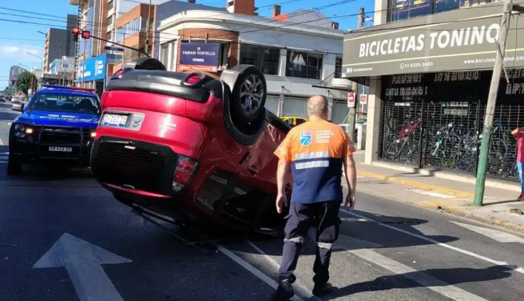 Choque grave en Lomas: dos heridos leves — Imagen 1