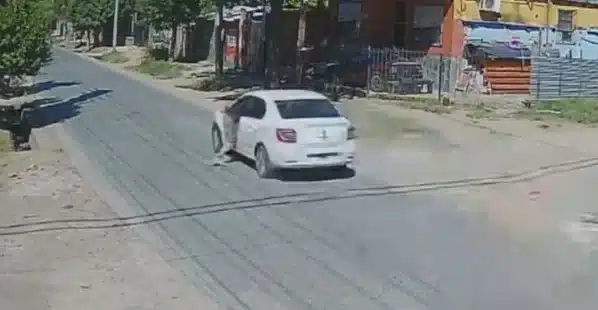 Conductor evita robo acelerando a fondo con ladrón colgado del auto — Imagen 1