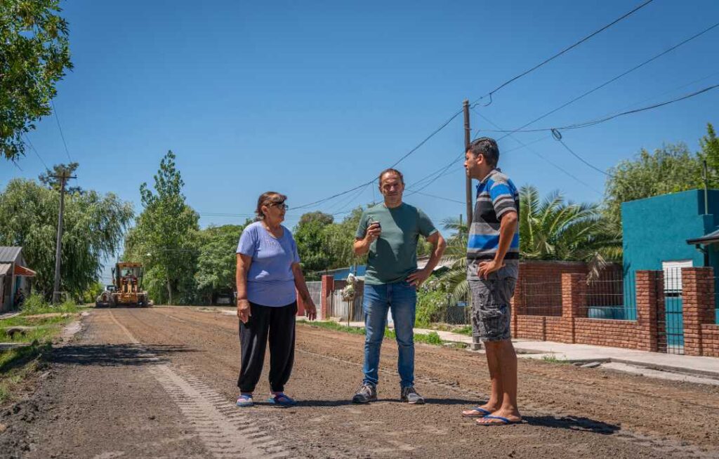 Asfalto en San Cayetano: Abella supervisó trabajos preliminares — Imagen 1