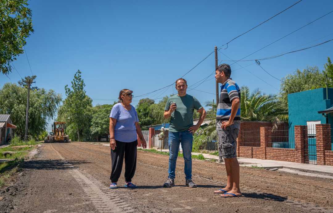 Asfalto en San Cayetano: Abella supervisó trabajos preliminares — Imagen 1