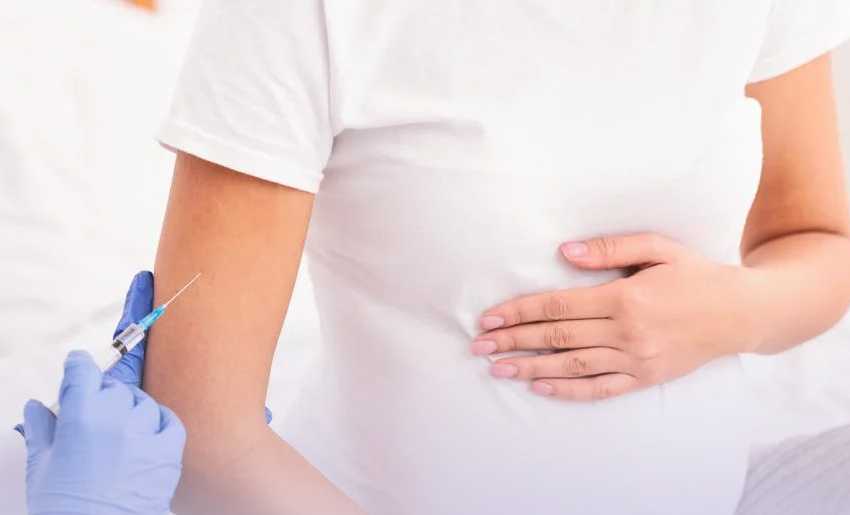 Vacunación contra VSR se aplica a embarazadas entre 32 y 36 semanas — Imagen 1