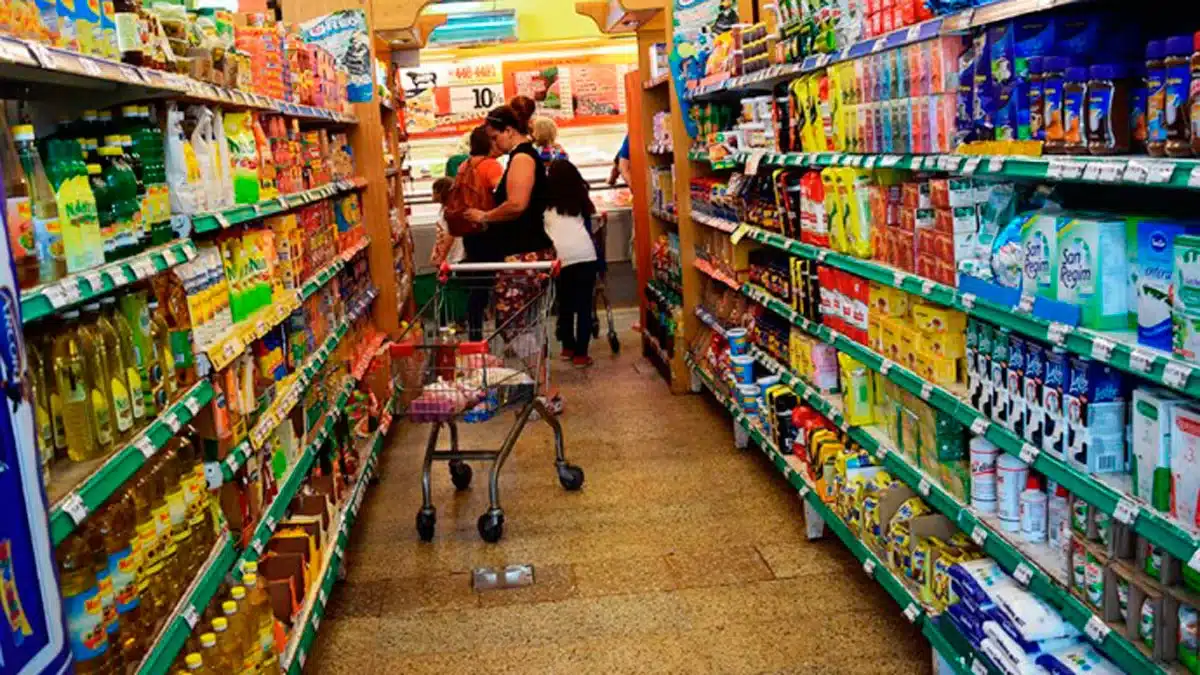 Las ventas en supermercados experimentan caída mensual y alta interanual —…