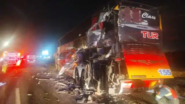 Choque entre micro y camión deja dos heridos en Panamericana — Imagen 1