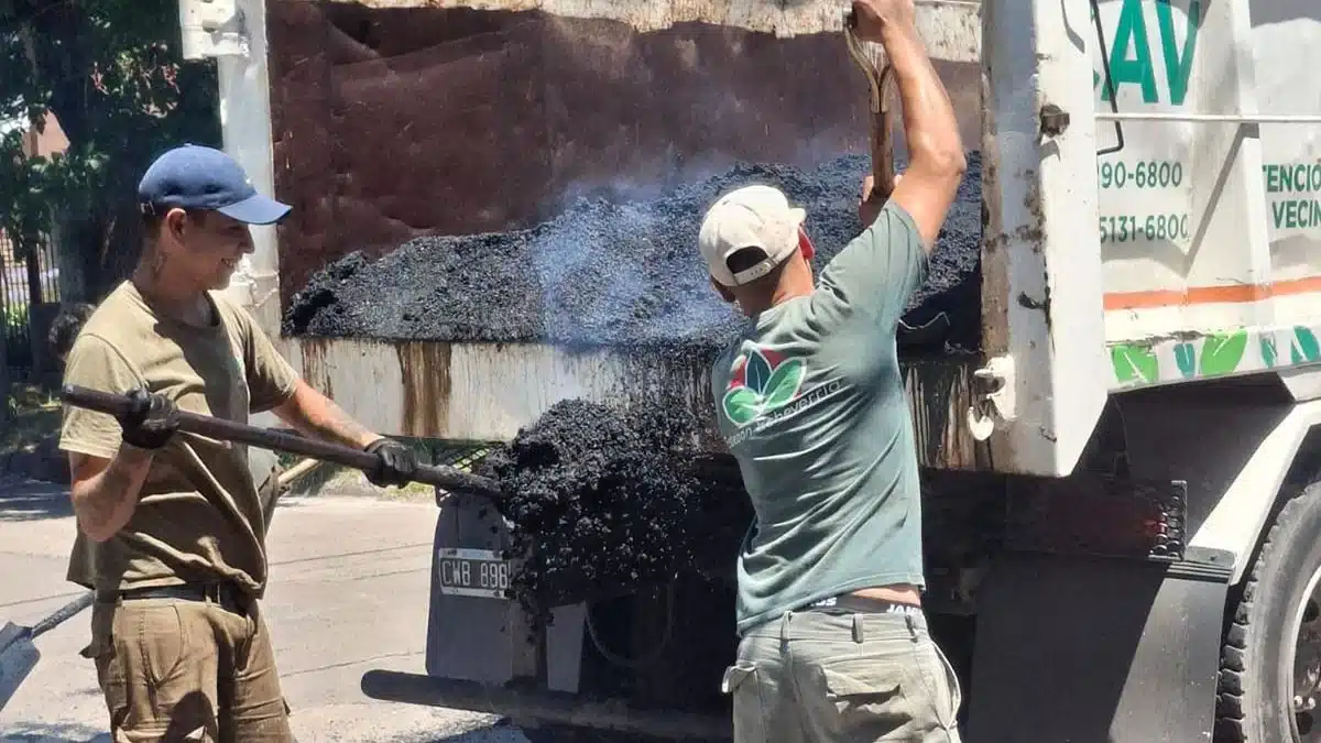 Asfalto caliente mejora vías en Monte Grande y localidades cercanas — Imagen 1