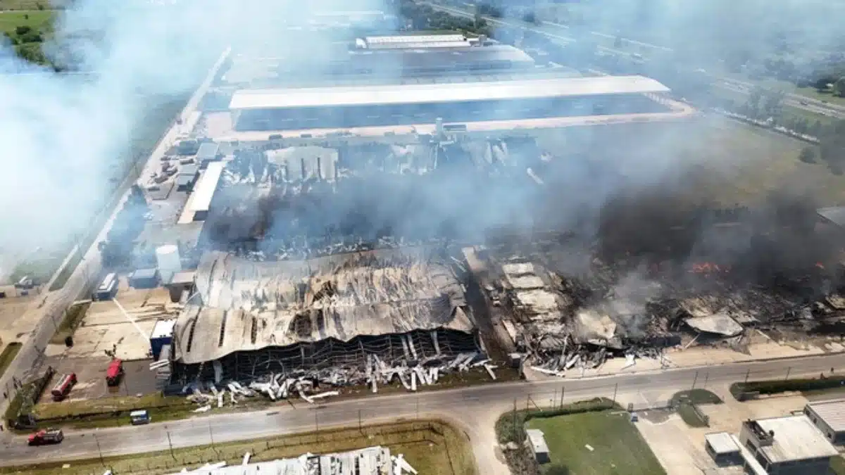 Ezeiza: analizarán agua y restos del incendio en el Polo Industrial — Imagen 1