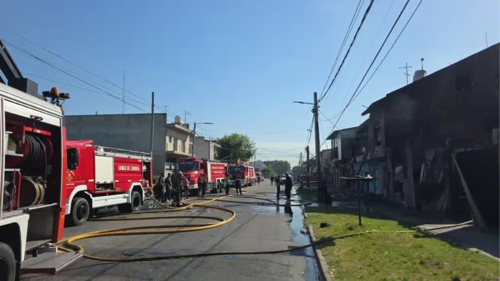Incendio en Lomas destruye taller y vivienda — Imagen 1
