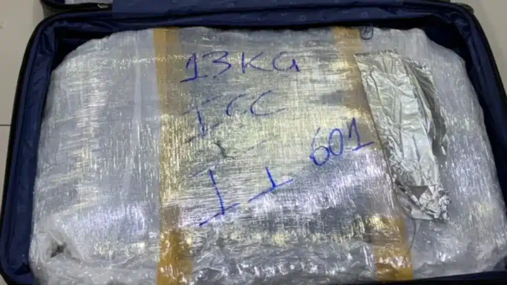 Detienen a colombiano con 17 kilos de marihuana en Ezeiza — Imagen 1