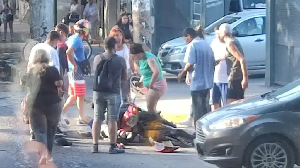 Choque entre colectivo y moto en Ezeiza: herido hospitalizado — Imagen 1