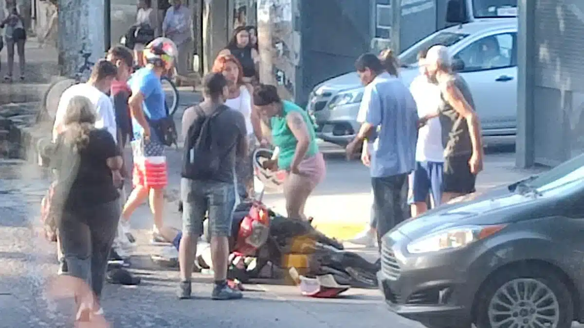 Choque entre colectivo y moto en Ezeiza: herido hospitalizado — Imagen 1