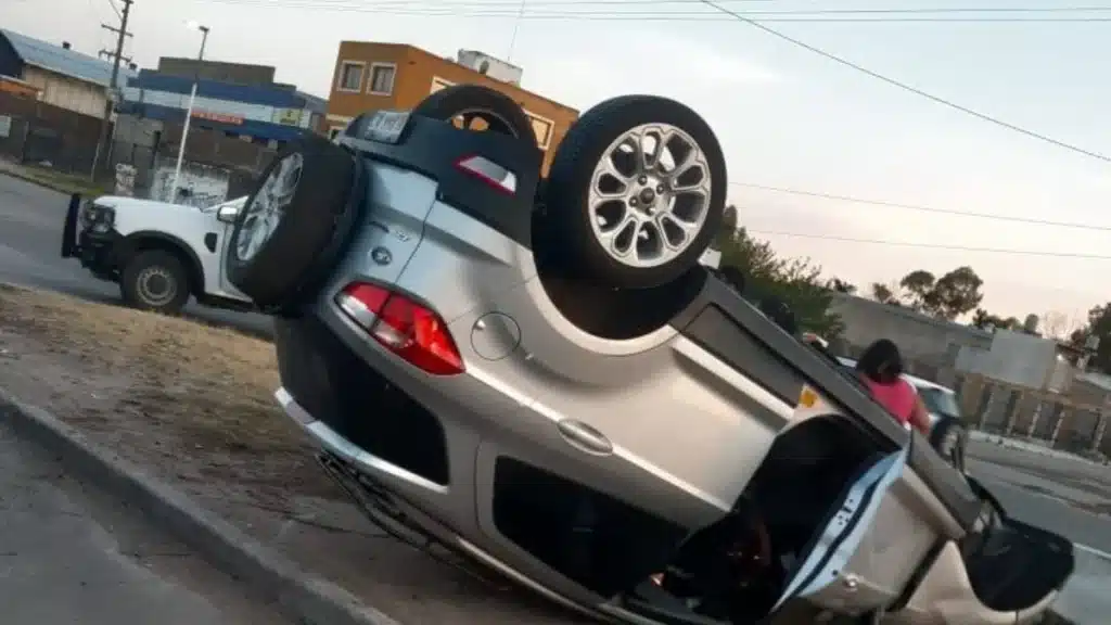 Vehículo fuera de control volcó en Camino de Cintura: Un vehículo volcó en la…