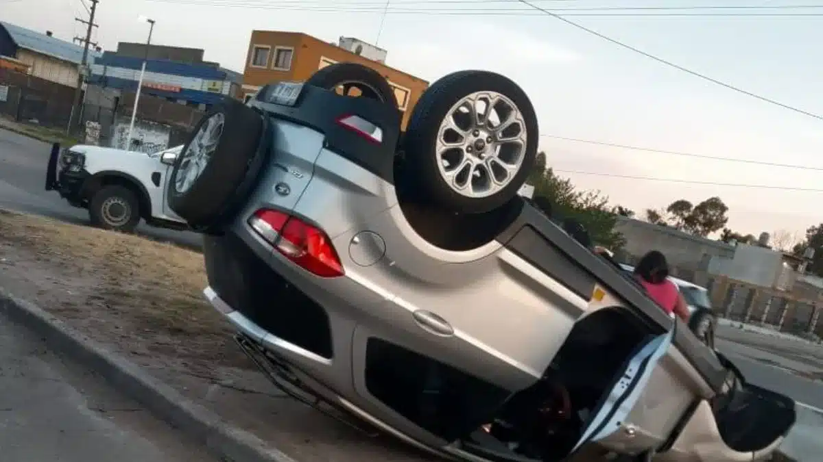 Vehículo fuera de control volcó en Camino de Cintura: Un vehículo volcó en la…